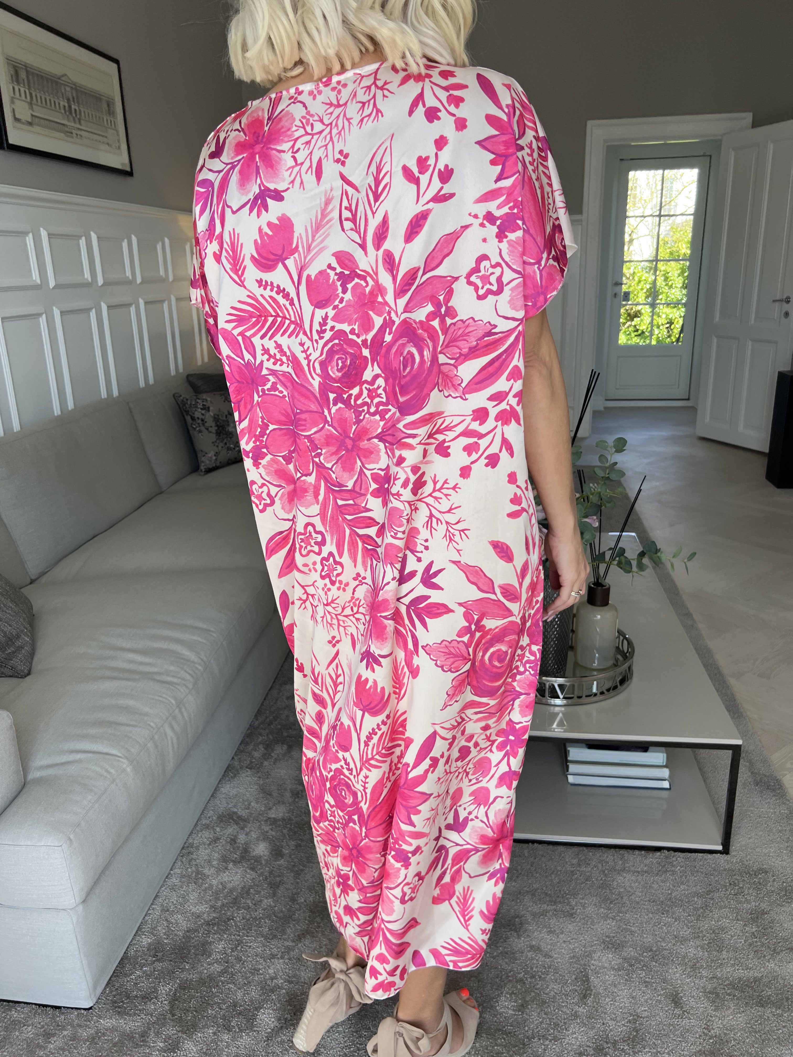 Juno Flower - Sød kjole i silkelook med blomsterprint